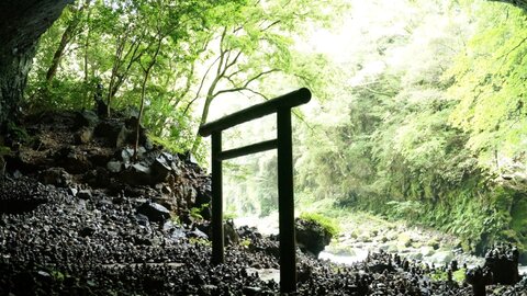 無職からの再起…宮崎県の秘境「天安河原」で夫婦の絆を取り戻した物語