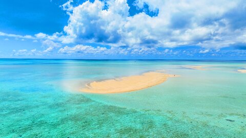 ポツンと浮かぶ夏の絶景スポット…沖縄で楽しめる「無人島」7選