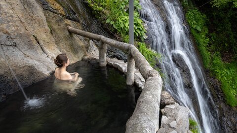 滝を見ながら温泉に…夏の疲れをリフレッシュできる絶景「露天風呂」8選