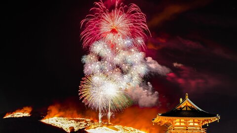 冬の夜空を鮮やかに彩る伝統行事。関西の春を告げる風物詩「若草山焼き」