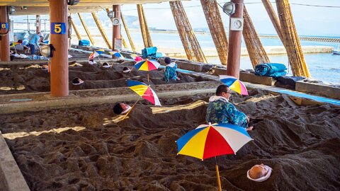 砂蒸し風呂で極上のリラックス体験。ショートトリップにもおすすめな鹿児島県「指宿」