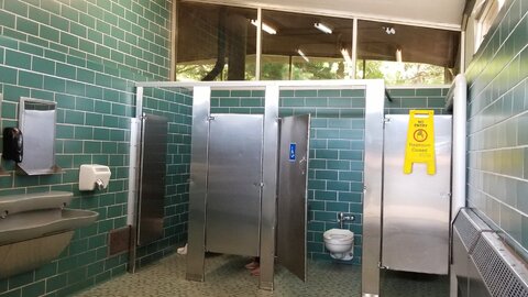 隙間だらけで丸見え？日本では考えられない、アメリカの「衝撃トイレ事情」
