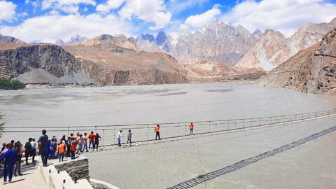 なぜ川がグレーに?大迫力な山脈に抱かれたパキスタンの秘境「フンザ」への旅 なぜ川がグレーに?大迫力な山脈に抱かれたパキスタンの秘境「フンザ」への旅