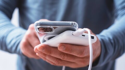 充電中の不安とサヨナラ。旅行者が選ぶべき、安全で高性能な「次世代モバイルバッテリー」8選