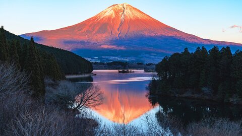 湖面に映し出される姿に圧巻。富士山が見える「穴場の絶景スポット」ランキング