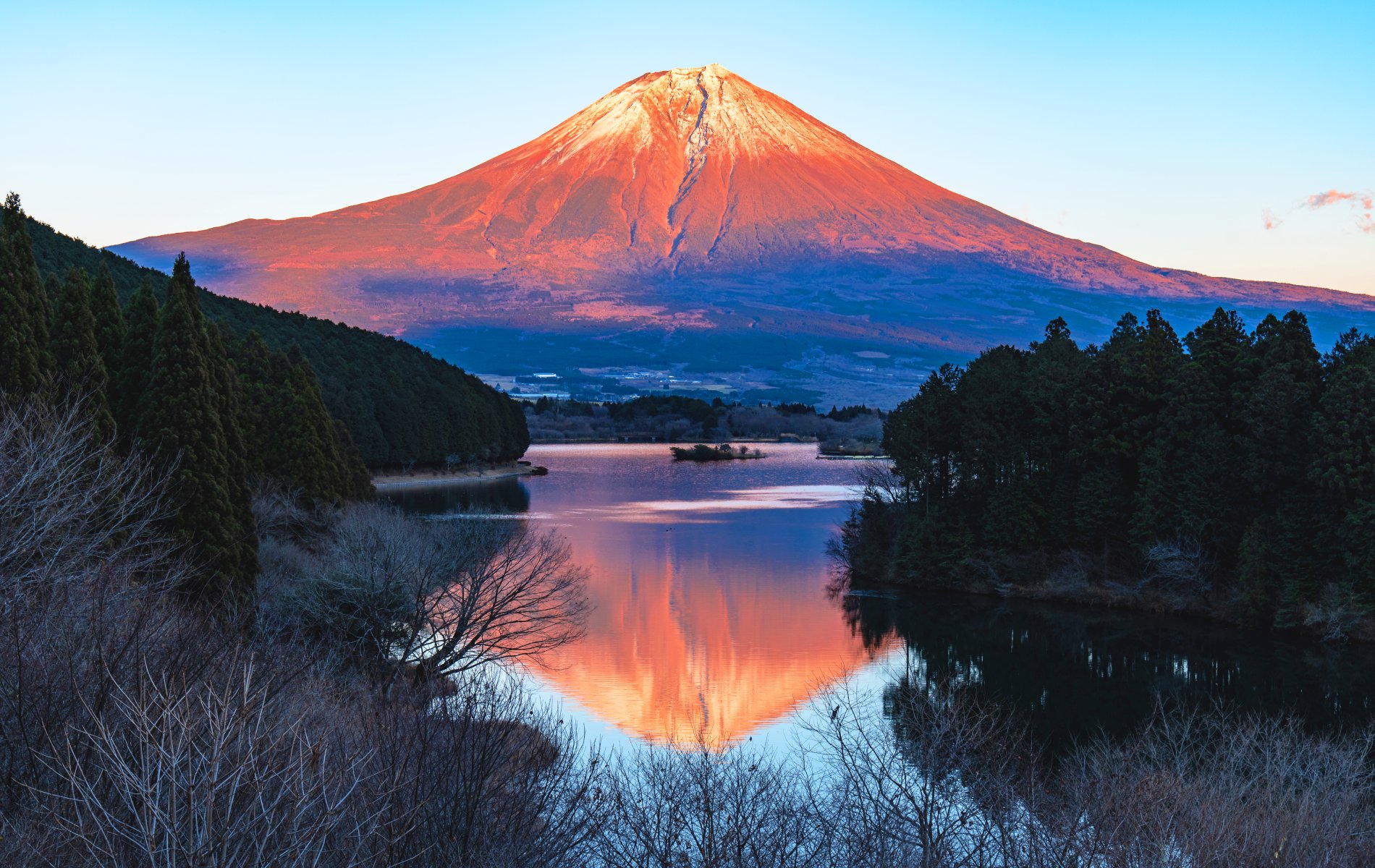 湖面に映し出される姿に圧巻。富士山が見える「穴場の絶景スポット