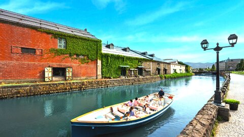 小樽運河から春の便り。船上で味わう40分間の極上ティータイム