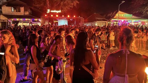 日が昇るまで踊り続ける。タイのパンガン島「月に一度の祝祭」の全貌！