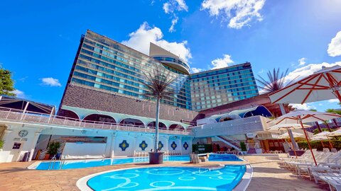 「パパ、プール行きたい！」に今年は5月から応えられる。汗ばむ春のGWは都心のあのプールが正解だった