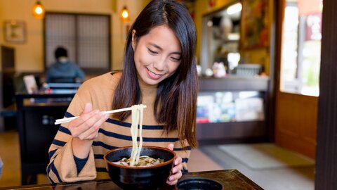 朝5時から始まる旅の特別な一杯。北九州生まれ「資さんうどん」の特別な朝定食