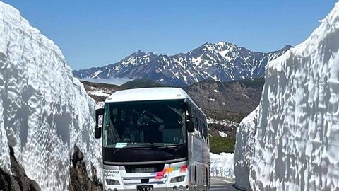 6月でも最高10mの雪の壁。乗鞍岳春山バスが大雪渓・肩の小屋口まで期間限定で延伸! 6月でも最高10mの雪の壁。乗鞍岳春山バスが大雪渓・肩の小屋口まで期間限定で延伸!