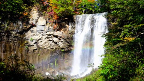 早起きした人だけが出会える！札幌の「虹の滝」。10月の朝限定の絶景へ